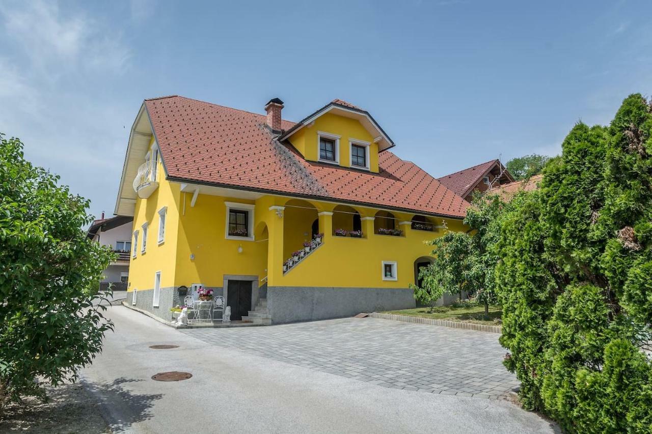 Apartma Ajda Komenda Dış mekan fotoğraf